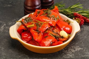 Baharatlı marine edilmiş kırmızı dolma biber.