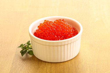 Rus kırmızı havyarı kasede.