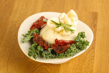 Kurutulmuş domatesli Burrata taze peyniri