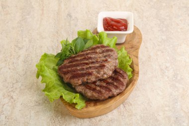 Domates soslu ızgara sığır burger pirzolası