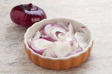 Pişirmek ya da atıştırmak için kasede dilimlenmiş kırmızı soğan