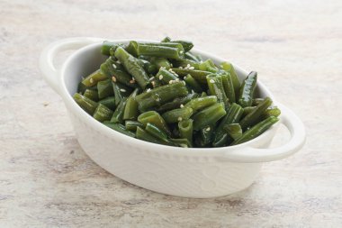 Susamlı haşlanmış yeşil fasulye garnitürü.