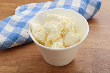 İtalyan usulü mascarpone peyniri kasede.