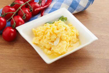 Kahvaltı kasede çırpılmış yumurta.