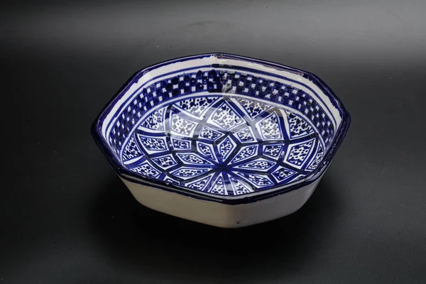 Mutfak için renkli boş kase izole