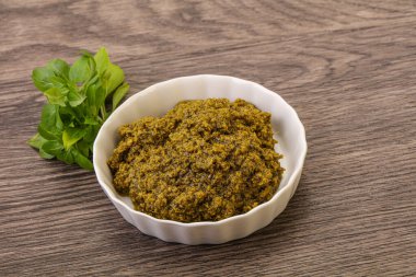 Fesleğen ve sedir fıstıklı yeşil sos sosu.