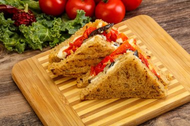 Patlıcanlı ve peynirli vejetaryen sandviçi.