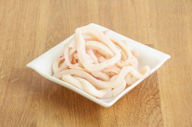 Terbiye edilmiş mürekkep balığı kasede atıştırmalık.