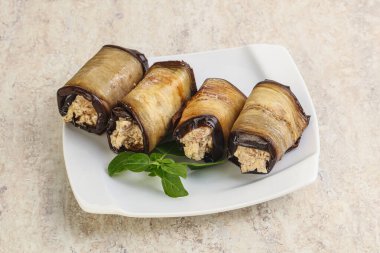 Doldurulmuş patlıcan peynirli ve fındıklı.