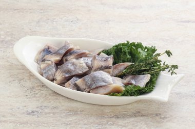 Kavanozda balık fileto dilimi var.