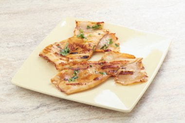 Unagi soslu ve otlu ızgara kalamar.