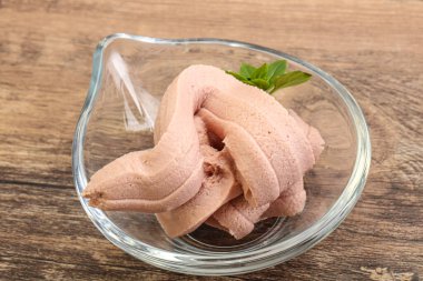 Karaciğer ezmesi kasede fesleğen yaprağı servis edilir.