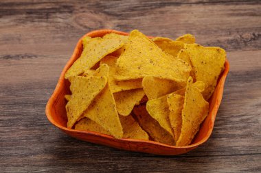Meksika mısır cipsi üçgen yığını.
