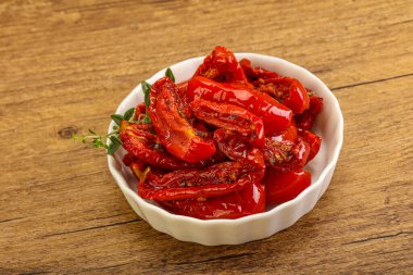 Zeytinyağlı, güneşte kurutulmuş domates, otlar ve baharatlar.