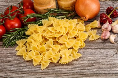 Çiğ İtalyan statü buğday farfalle makarna pişirmek için