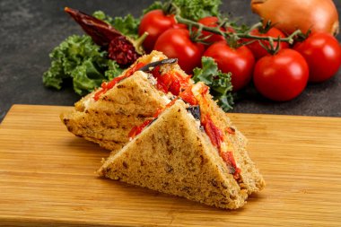 Patlıcanlı ve peynirli vejetaryen sandviçi.