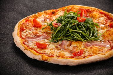 Pastırmalı pizza, peynir ve roka.