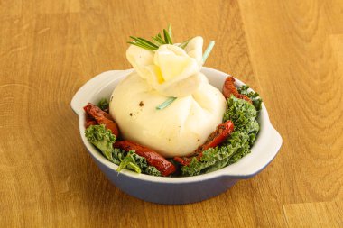 Kurutulmuş domatesli Burrata taze peyniri