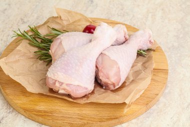 Pişirmek için üç tavuk budu budu.