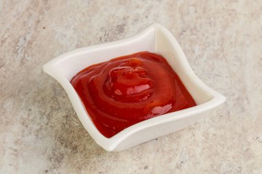 Sıcak ve baharatlı Sriracha sosu kasede