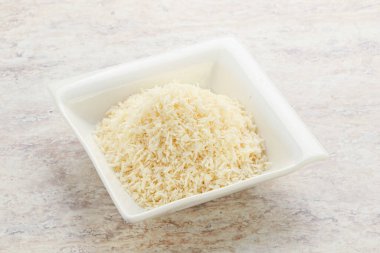 Kâsede doğal organik hindistan cevizi parçalanmış toz.