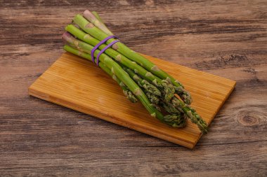 Vejetaryen mutfağı - Pişirmek için çiğ kuşkonmaz yığını