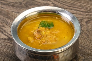 Füme et ve sebzeli bezelye çorbası.