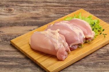 Pişirmek için çiğ tavuk kemiksiz ve derisiz bacak
