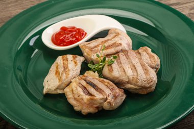 Domates soslu ızgara domuz filetosu kekik servis edilir.