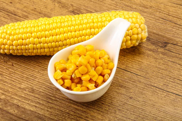 碗里甜黄色的玉米粒 — 图库照片