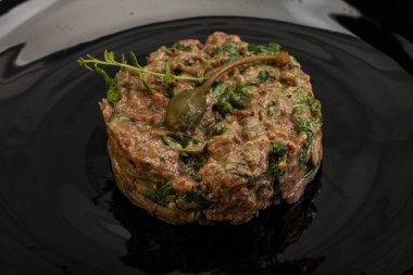 Kaparili çiğ tartar atıştırmalığı.