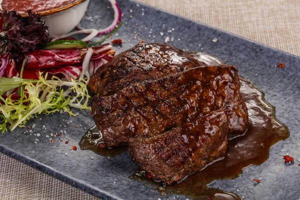 Grilovaný Hovězí Steak Podávaný Pepřem Rozmarýnem — Stock fotografie