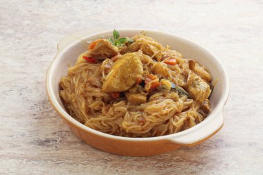 Körili tavuk ve sebzeli Wok Udon