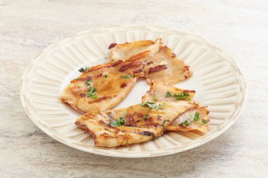 Unagi soslu ve otlu ızgara kalamar.