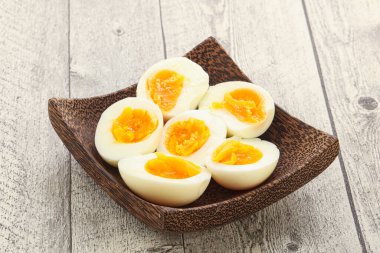 Kahvaltıda haşlanmış tavuk yumurtası, yumurta kabuğu olmadan.