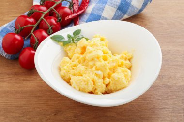 Kahvaltı kasede çırpılmış yumurta.