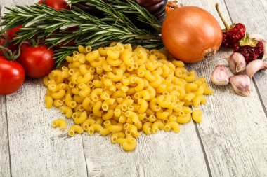 Çiğ İtalyan buğday makarnası - Chifferi rigati pişirmek için