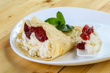 Süzme peynir ve meyve reçelli krep.