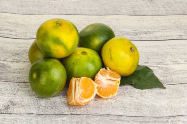 Tatlı olgun ve lezzetli yeşil mandalina yığını