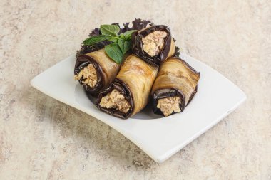 Doldurulmuş patlıcan peynirli ve fındıklı.