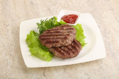 Domates soslu ızgara sığır burger pirzolası