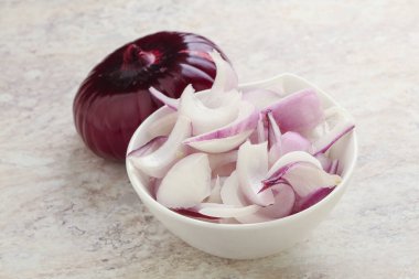 Pişirmek ya da atıştırmak için kasede dilimlenmiş kırmızı soğan
