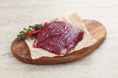 Izgara için çiğ pala bifteği kekik servis edilir.,