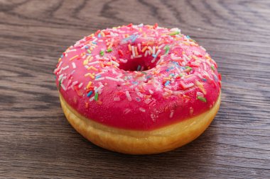 Tatlı jöleli meyveli çörek ve kremalı tatlı.