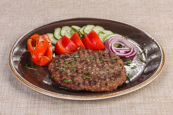 Gegrilltes Rinderschnitzel Mit Gemüse Serviert Zwiebeln — Stockfoto