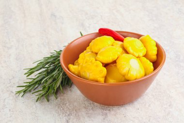 Turşulu sarı pastanın içinde doğal atıştırmalıklar.