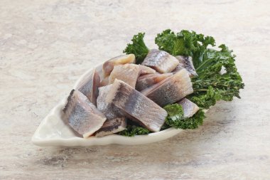 Kavanozda balık fileto dilimi var.