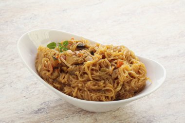Körili tavuk ve sebzeli Wok Udon