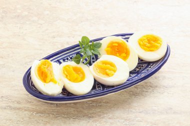 Kahvaltıda haşlanmış tavuk yumurtası, yumurta kabuğu olmadan.