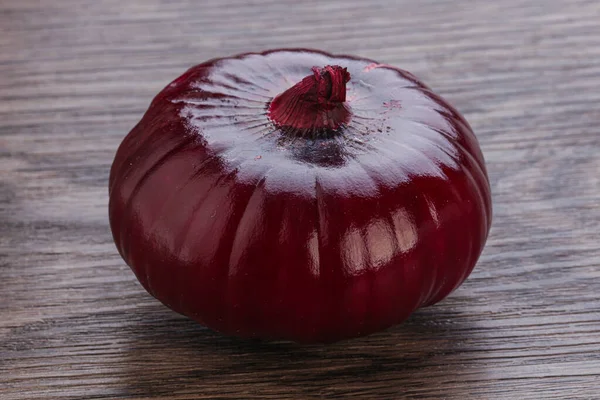 Cebola Vermelha Madura Para Cozinhar Isolada — Fotografia de Stock